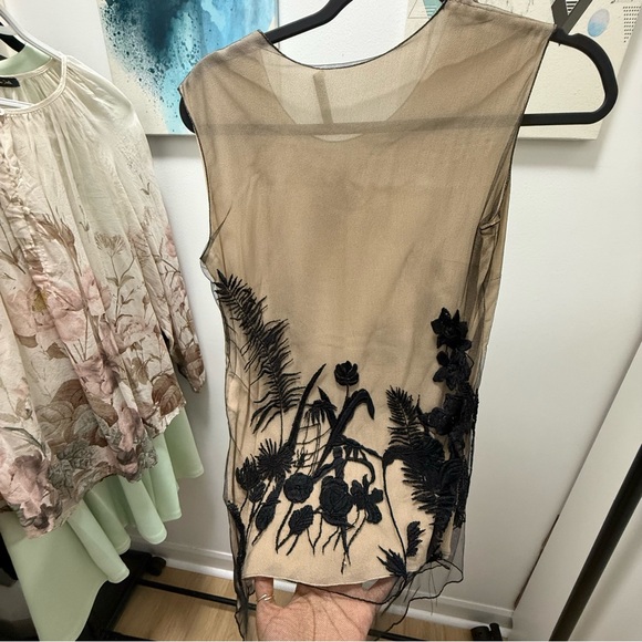 Alexander McQueen Elegant Black Floral Embroidered Silk Top - Picture 3 of 16